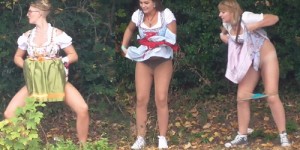 Outdoor pee: Beer festival peeing (Oktoberfest Voyeur Pissing 04)